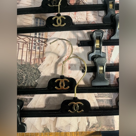 CHANEL black Velvet Hangers with Gold Chanel Logo Hangers set of 6 🎩🎩🎩🎩🎩🎩🎩🎩🎩🎩🎩 - Picture 3 of 7